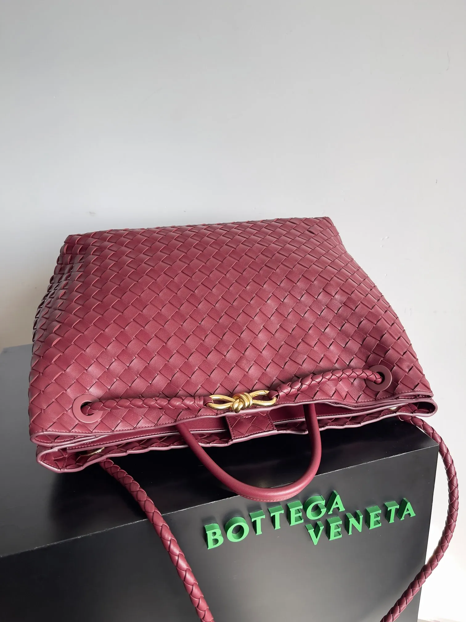 Batch 3760 Recently, the same style of bag that celebrities love is both high-end and practical. Michelle Yeoh, Kim Namjoon, Jing Boran, Tong Liya, Sun Qian, Wu Qianyu, Du Juan, Ma Yili and Bai Baihe are all carrying Bottega Veneta summer series Andiamo handbags. Andiamo has a simple structure and rounded lines. The whole piece is made of Nappa leather. It is comfortable, soft and dynamic. It adds interest to daily life and can be easily matched with various styles. Andiamo handbags are available in three sizes: small, medium and large. There are many colors to choose from, which can meet different needs. You can really carry it whether it is daily or attending events. Style number: 743575 Size: 45*22*34 including handle height 44cm